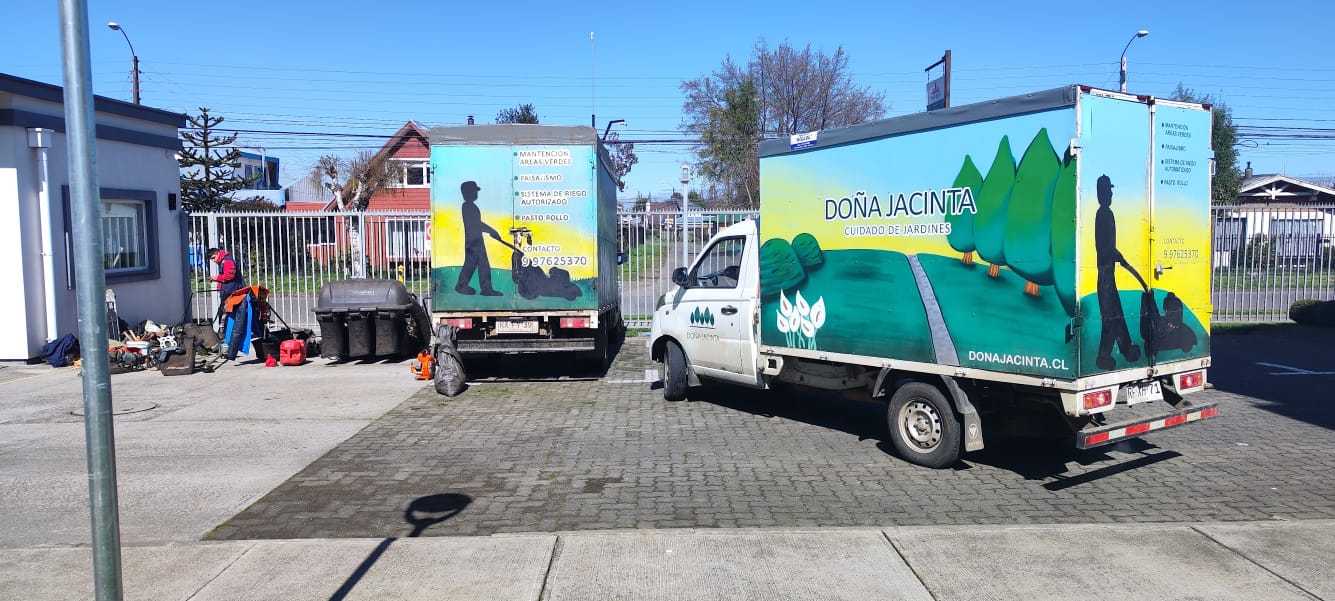 Flota de camiones oficiales y equipamiento profesional Doña Jacinta SpA